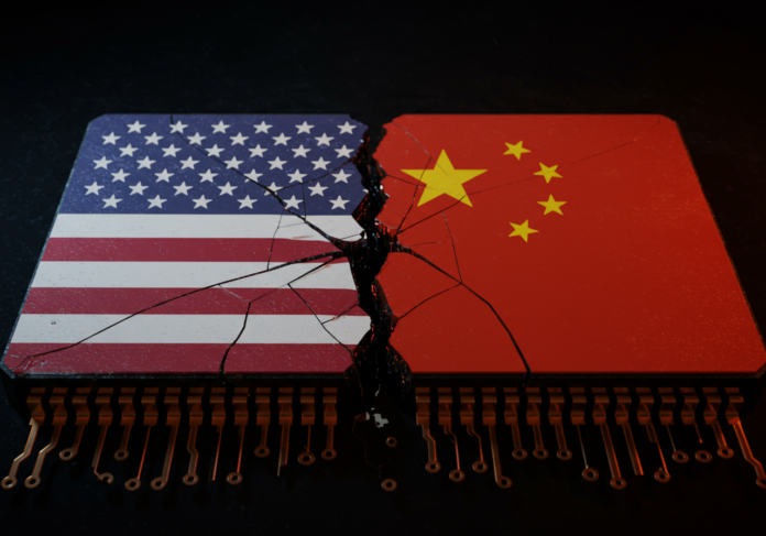 Um microchip estilizado no centro, rachado ao meio, com a bandeira americana em uma metade e a bandeira chinesa na outra, simbolizando a guerra tecnológica entre os EUA e a China por semicondutores. Iluminação dramática.